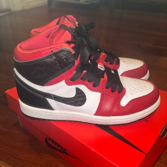 Boys Jordan High 1 OG - Picture 3 of 9